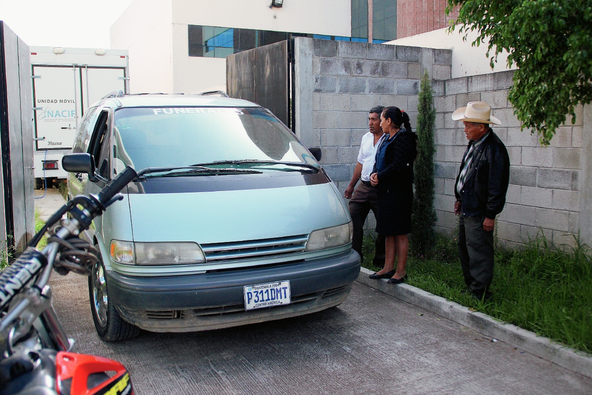 Familiares de Miguel Pérez esperan su cadáver en la morgue local. (Foto Prensa Libre: Mike Castillo)