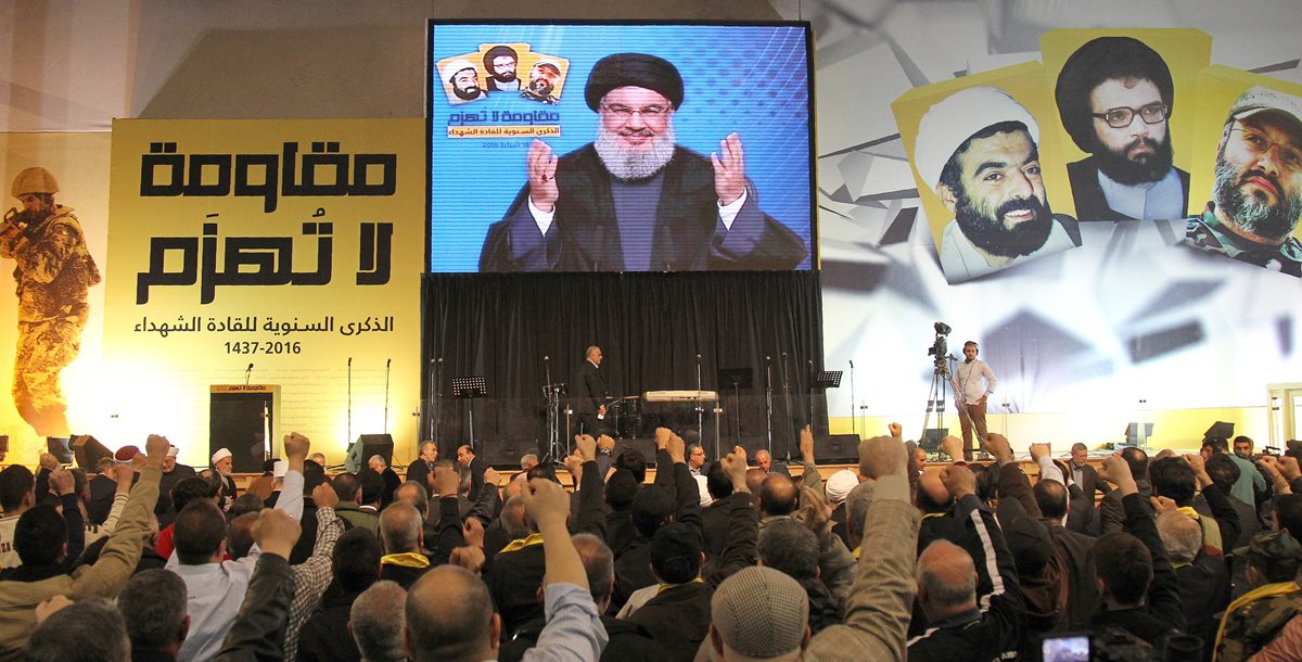 Seguidores del grupo chií libanés Hizbulá siguen a través de una pantalla el discurso de su líder, el jeque Hasán Nasralá.(Foto Prensa Libre: AFP).