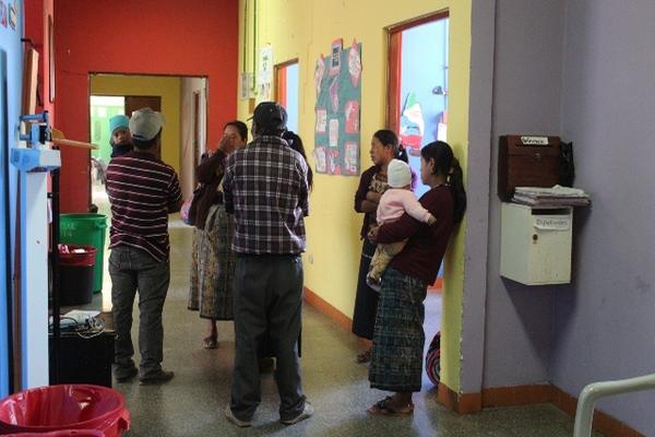Padres esperan  que personal médico del hospital  de Sololá atienda a sus hijos. (Foto Prensa Libre: Édgar Sáenz)