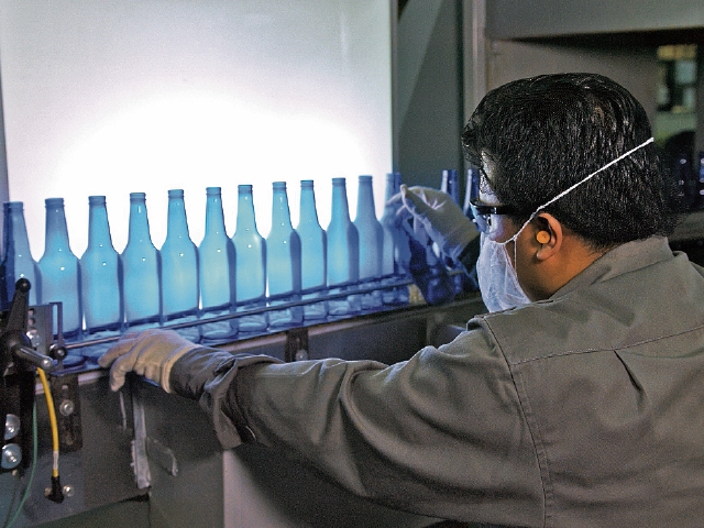 Producción de envases de vidrio en color azul con la nueva tecnología. (Foto Prensa Libre: Hemeroteca PL)