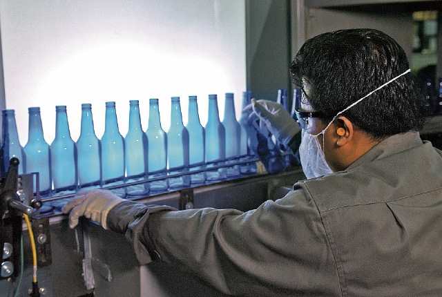 Producción de envases de vidrio en color azul con la nueva tecnología.