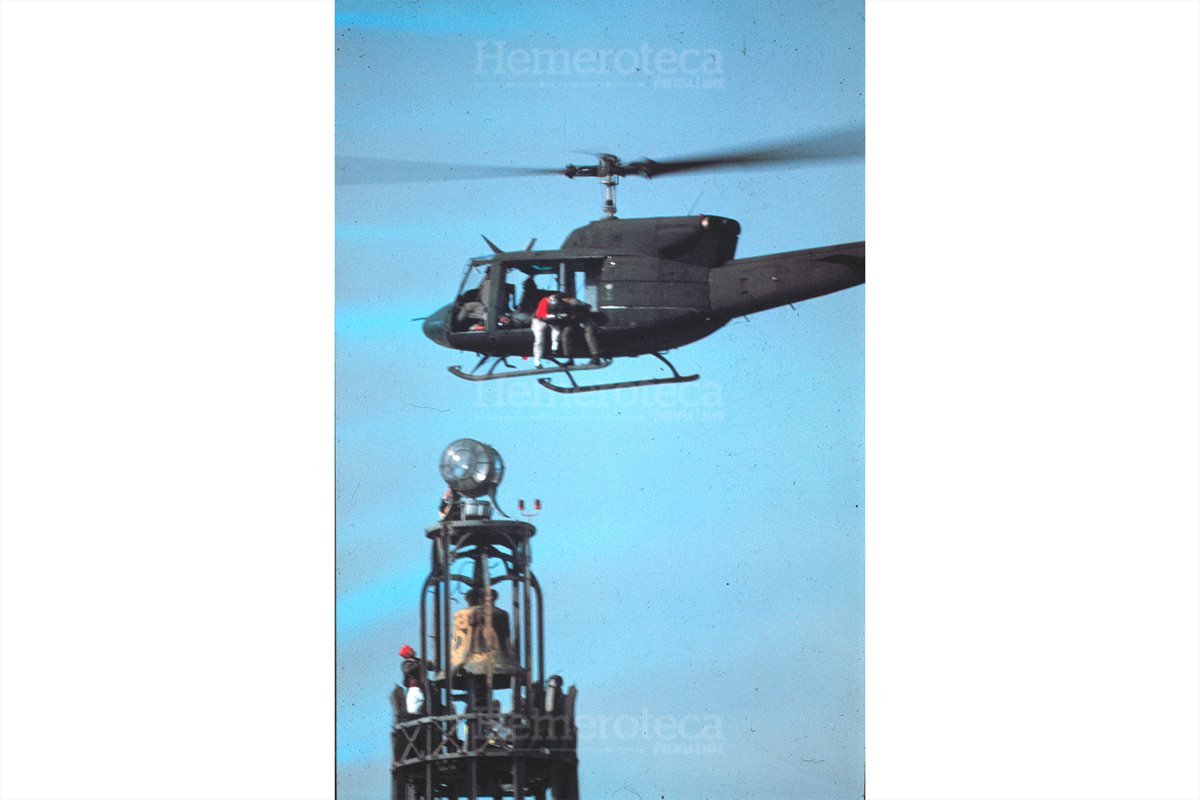 Un helicóptero de la Fuerza Aérea Guatemalteca y los dos cuerpos de  bomberos  participaron en la instalación del faro de la Torre del Reformador. 26/11/1994 (Foto: Hemeroteca PL)