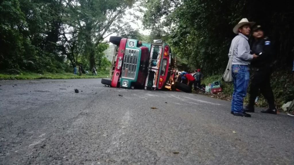 Bus en el que viajaban los heridos en la ruta entre Quetzaltenango y Retalhuleu. (Foto Prensa Libre: Rolando Miranda).
