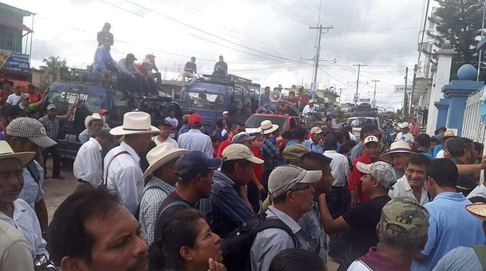 Vecinos de Ixcán, Quiché, exigen reparación de carretera para varias comunidades del municipio. (Foto Prensa Libre: Joel Pérez).