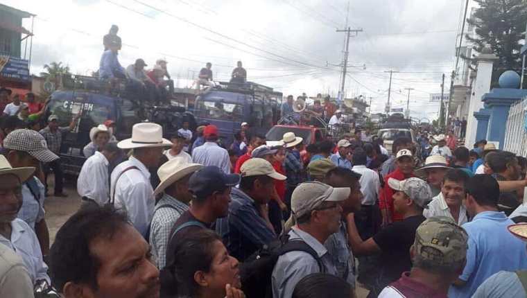 Vecinos de Ixcán, Quiché, exigen reparación de carretera para varias comunidades del municipio. (Foto Prensa Libre: Joel Pérez).
