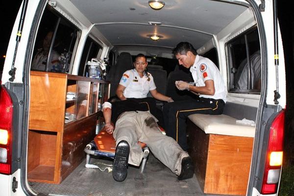 Bomberos Voluntarios trasladan a motociclista herido al hospital de la cabecera de Retalhuleu. (Foto Prensa Libre: Rolando Miranda)<br _mce_bogus="1"/>