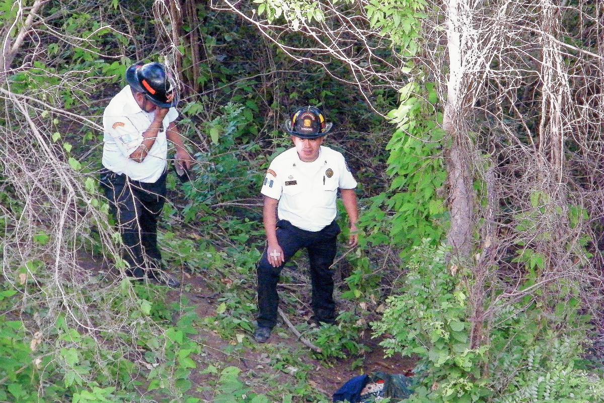 Bomberos Voluntarios observan cuerpo en estado de descomposición de un hombre, en El Progreso. (Foto Prensa Libre: Héctor Contreras)