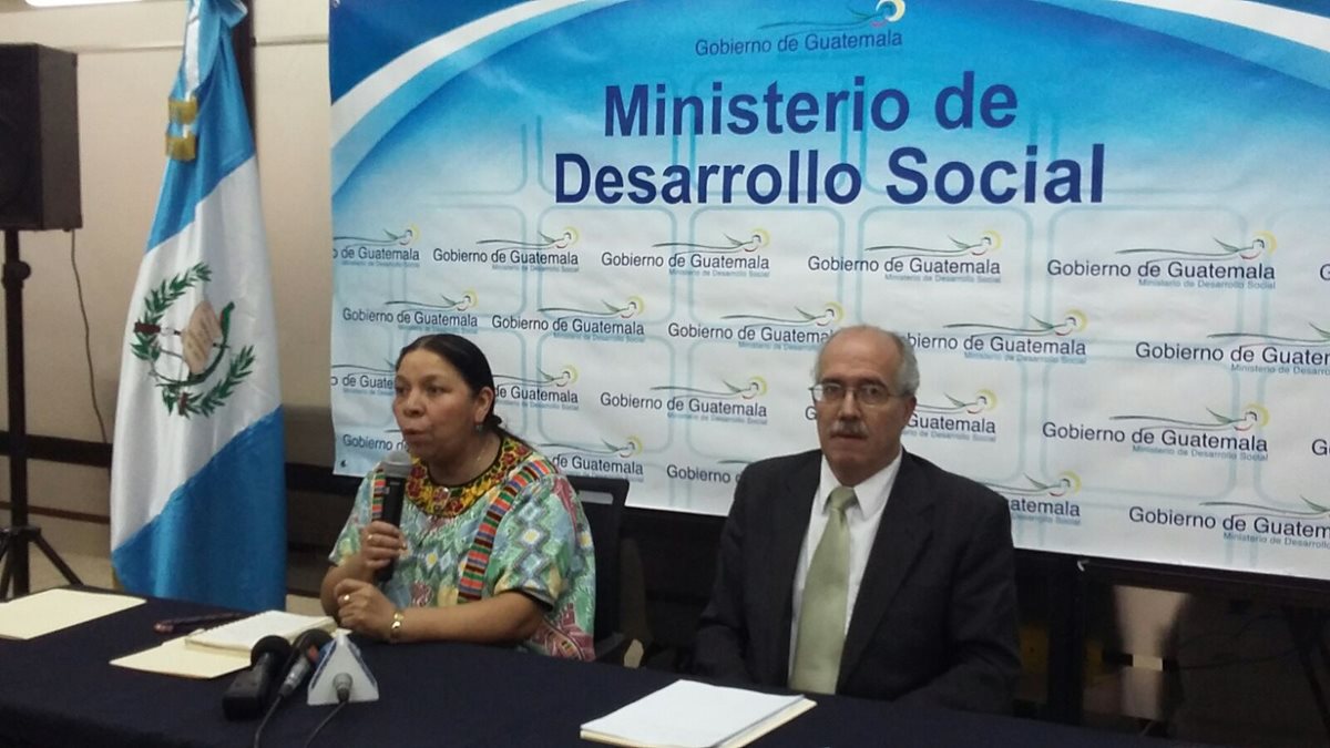 Norma Quixtán, ministra de Desarrollo Social, anuncia cambios en el programa de transferencias monetarias. (Foto Prensa Libre: Edwin Bercian)