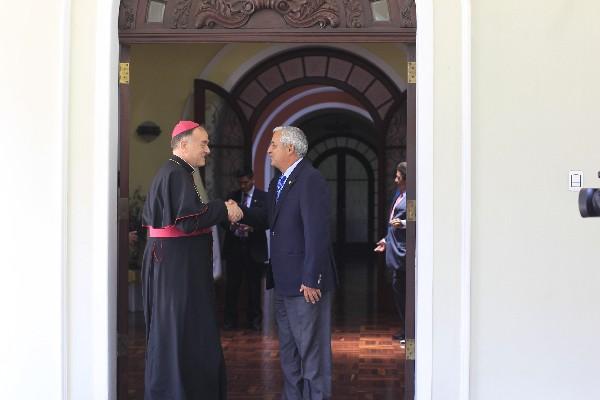 El nuncio  Nicolás Henry  Denis Thevenin  despide al presidente Otto Pérez Molina.