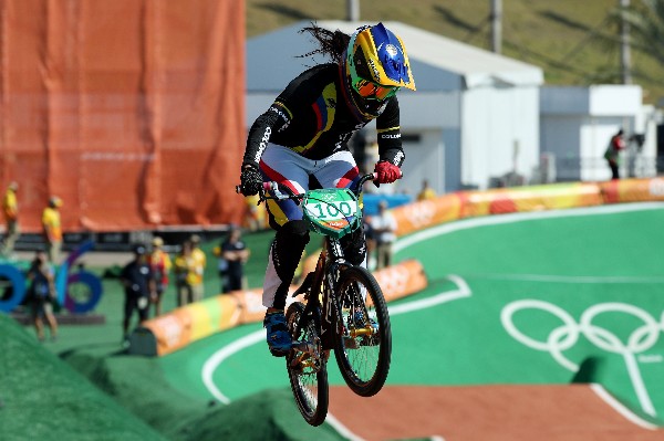 La colombiana Mariana Pajón logró cuatro años más tarde, la medalla de oro en BMX. (Foto Prensa Libre: EFE)