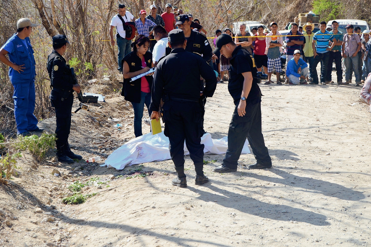 Autoridades reúnen evidencias en el lugar donde murió baleado Jairo Galdámez, en Zacapa. (Foto Prensa Libre: Víctor Gómez)