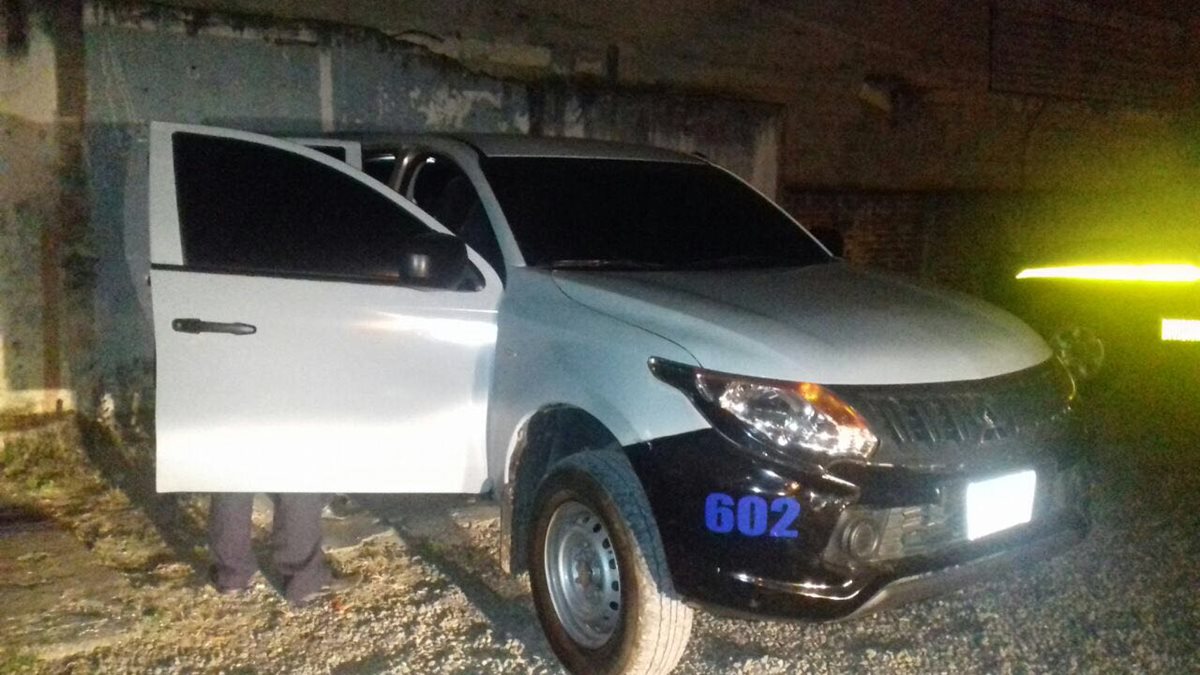 Un vehículo hallado en la zona 10 habría sido utilizado por delincuentes para robar un banco. (Foto: Estuardo Paredes)