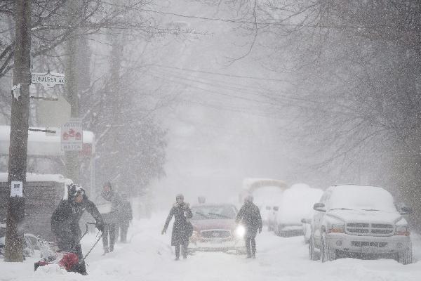 La tormenta de nieve practicamente ha paralizado todo el transporte en Canadá. (Foto Prensa Libre: AP)
