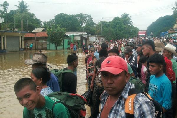 Pobladores de Raxruhá, Alta Verapaz, observan los daños causados por la lluvia en ese municipio. (Eduardo Sam)<br _mce_bogus="1"/>