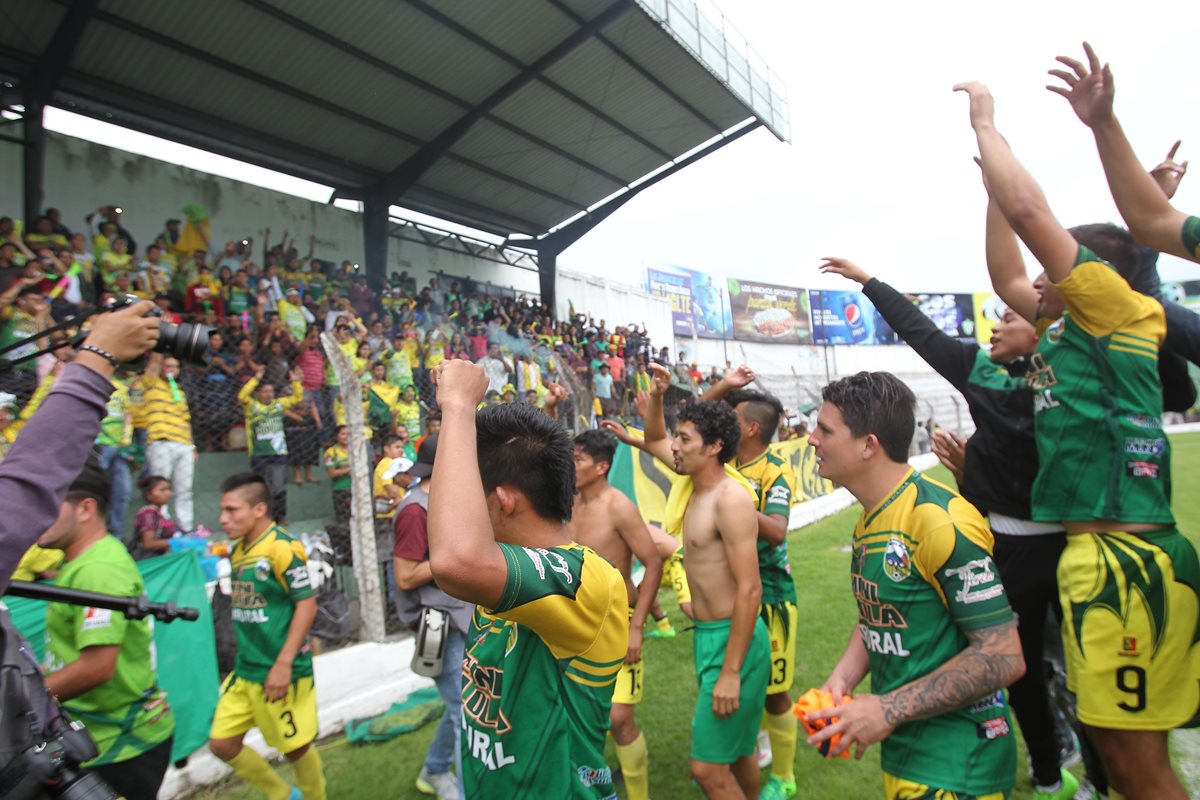 Así festejaron los jugadores de Sololá, después de lograr el ascenso. (Foto Prensa Libre: Norvin Mendoza)