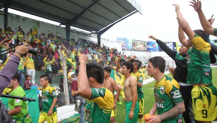 Así festejaron los jugadores de Sololá, después de lograr el ascenso. (Foto Prensa Libre: Norvin Mendoza)