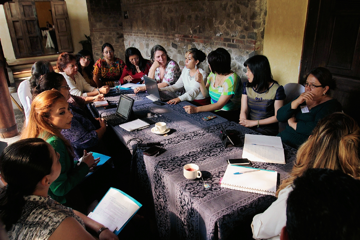 Participantes efectúan mesa de trabajo, en la  que expusieron las fortalezas y debilidades que se tienen en el país en cuanto al tema de la justicia, en Antigua Guatemala. (Foto Prensa Libre: Miguel López)