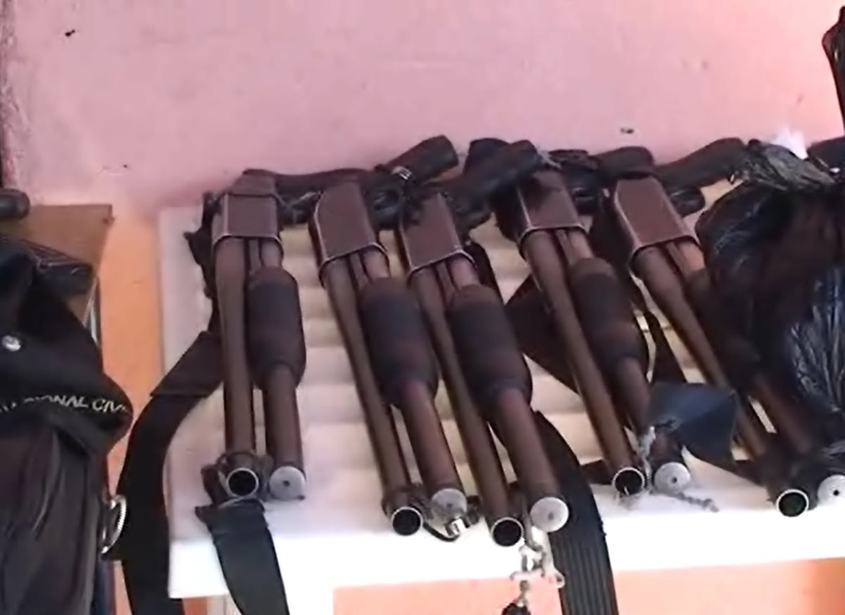 Algunas de las armas que fueron incautadas en el 2011 en San Juan Cotzal. (Foto Prensa Libre: Héctor Cordero).