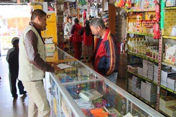 Inspector de la Diaco verifica precios de útiles en   librería, en la cabecera de  Totonicapán. (Foto Prensa Libre: Édgar Domínguez)
