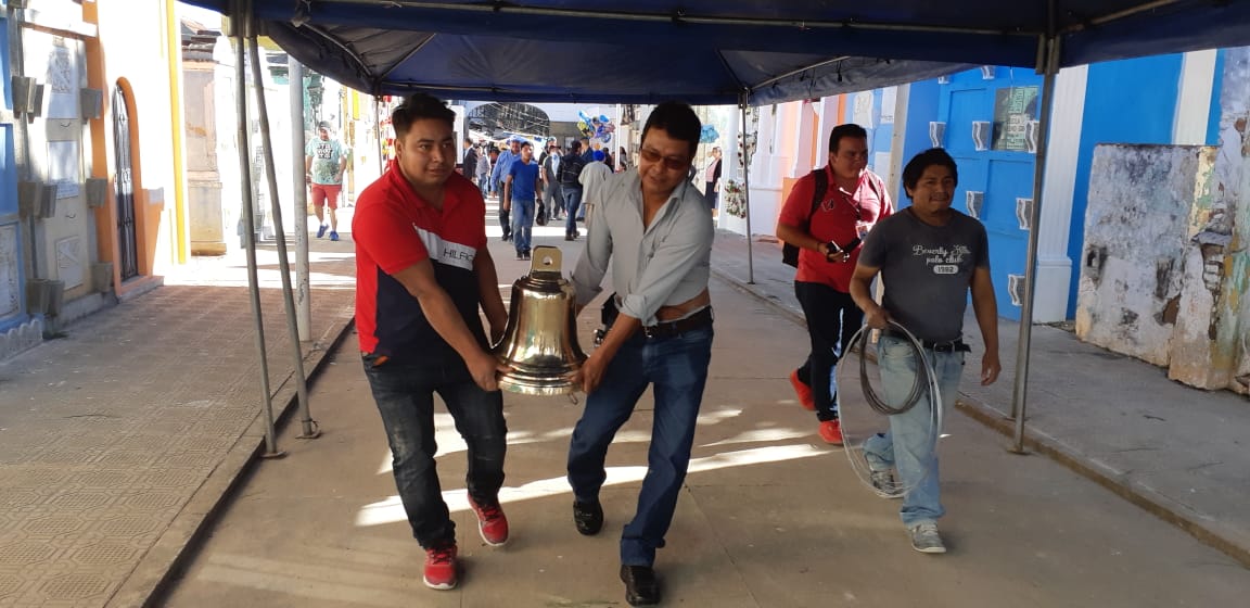 Las campanas fueron llevadas a la iglesia del Cementerio General de Santa Cruz del Quiché por personal de la comuna local. (Foto Prensa Libre: Héctor Cordero).