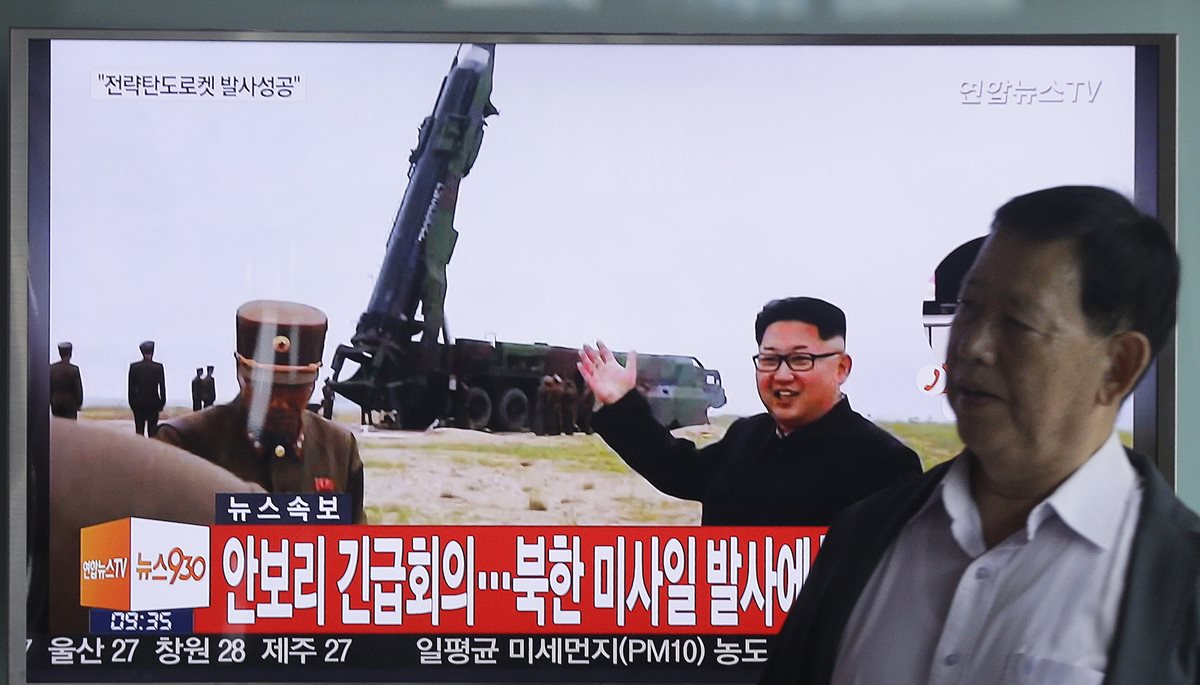 Una transmisión televisiva deja ver al lider norcoreano Kim Jong-un durante el lanzamiento de un misil. (Foto Prensa Libre: AP).