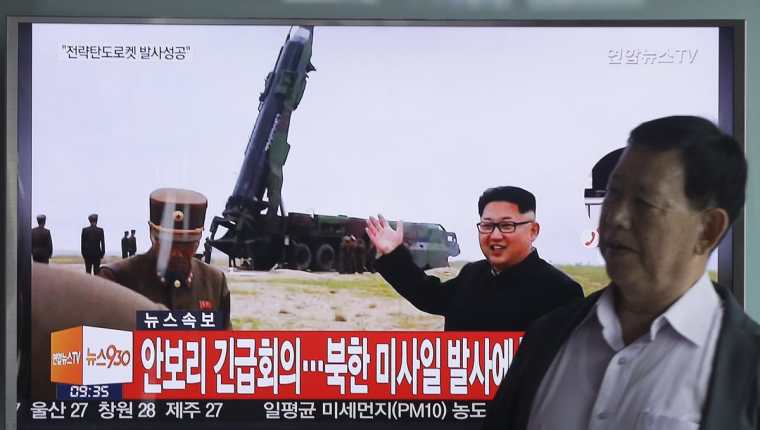 Una transmisión televisiva deja ver al lider norcoreano Kim Jong-un durante el lanzamiento de un misil. (Foto Prensa Libre: AP).