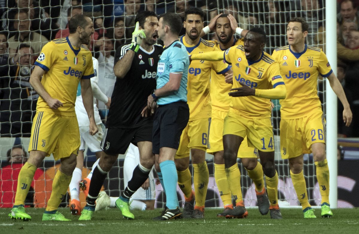 Gianluigi Buffon explotó contra el árbitro después de que este decretara el tiro desde los once pasos. (Foto Prensa Libre: AFP)