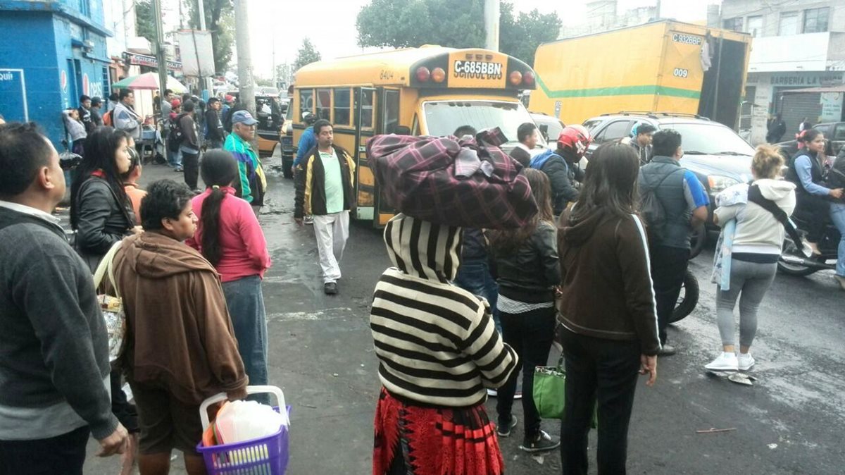Aglomeración de personas por falta de buses en varias colonias de la capital. (Foto Prensa Libre: Estuardo Paredes)