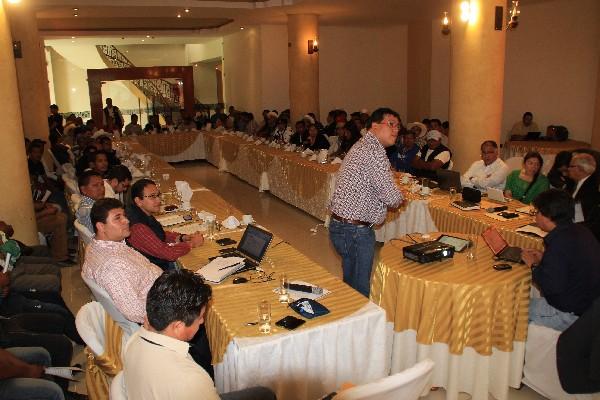 personal de Gobernación,  líderes comunitarios y delegados de Energuate participan en la reunión, ayer, en Huehuetenango.