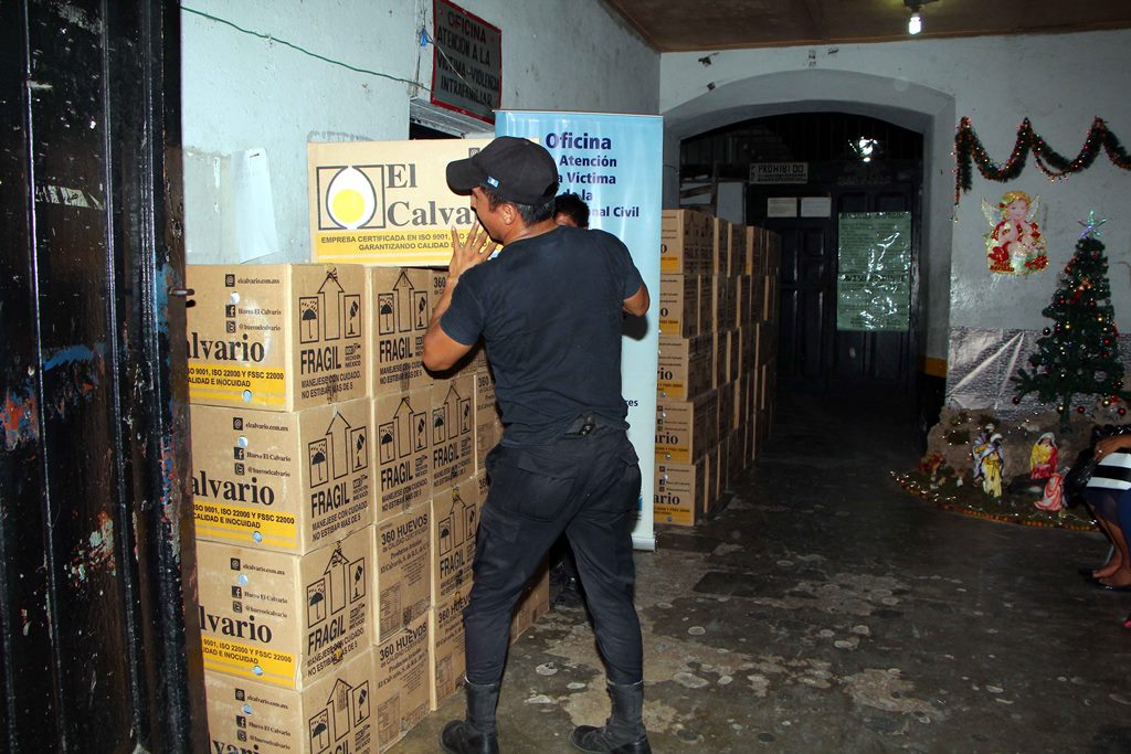 Un policía traslada la mercadería decomisada a la comisaría de la PNC de Retalhuleu. (Foto Prensa Libre: Rolando Miranda)