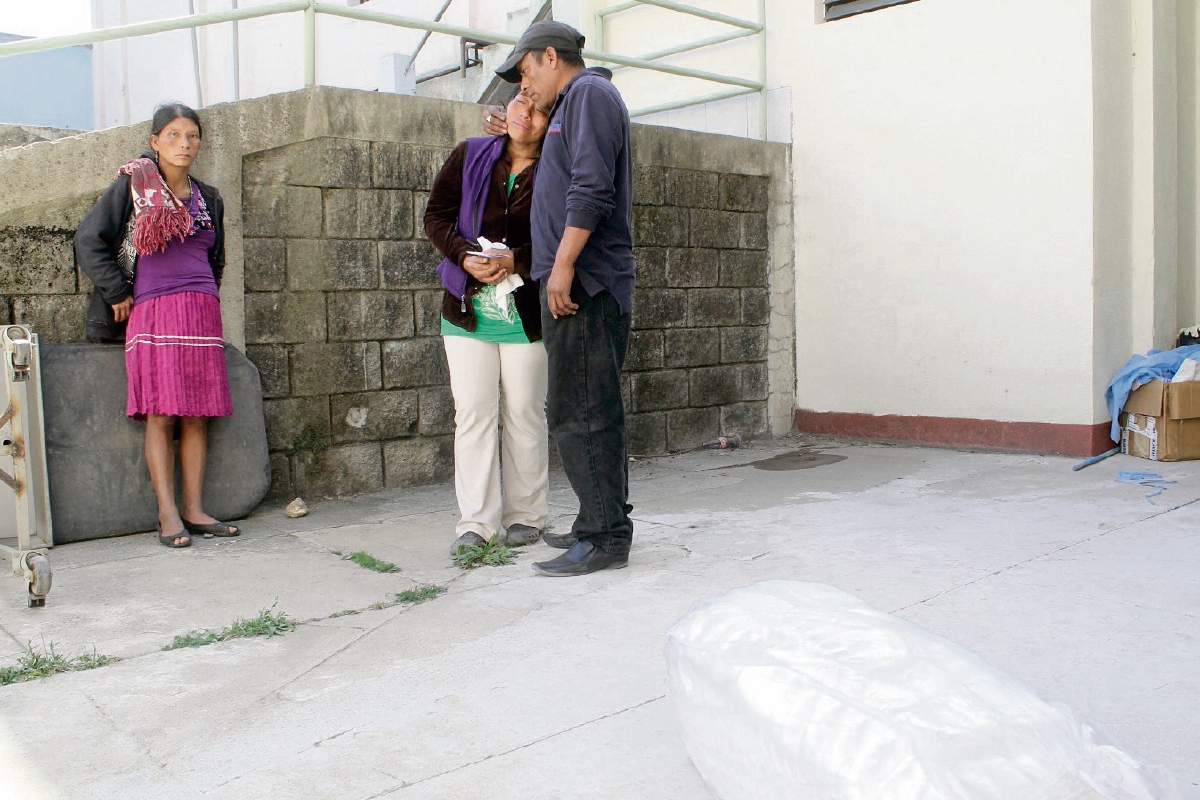 La madre de uno de los bebés fallecidos   y los padres del otro permanecen frente a la morgue de Jalapa.  (Foto Prensa Libre: Hugo Oliva)