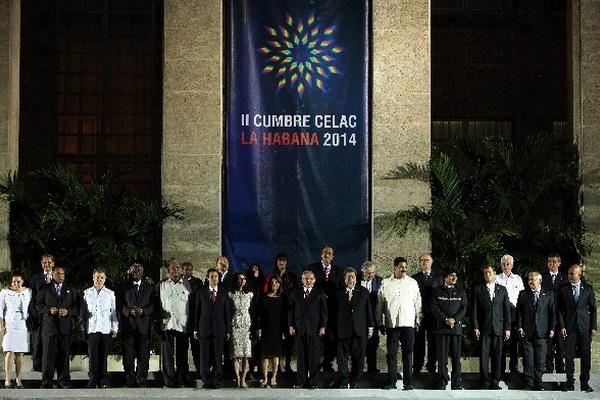 El presidente Otto Pérez —Der.—, junto al resto de gobernantes, en la foto oficial de la cumbre del Celac.