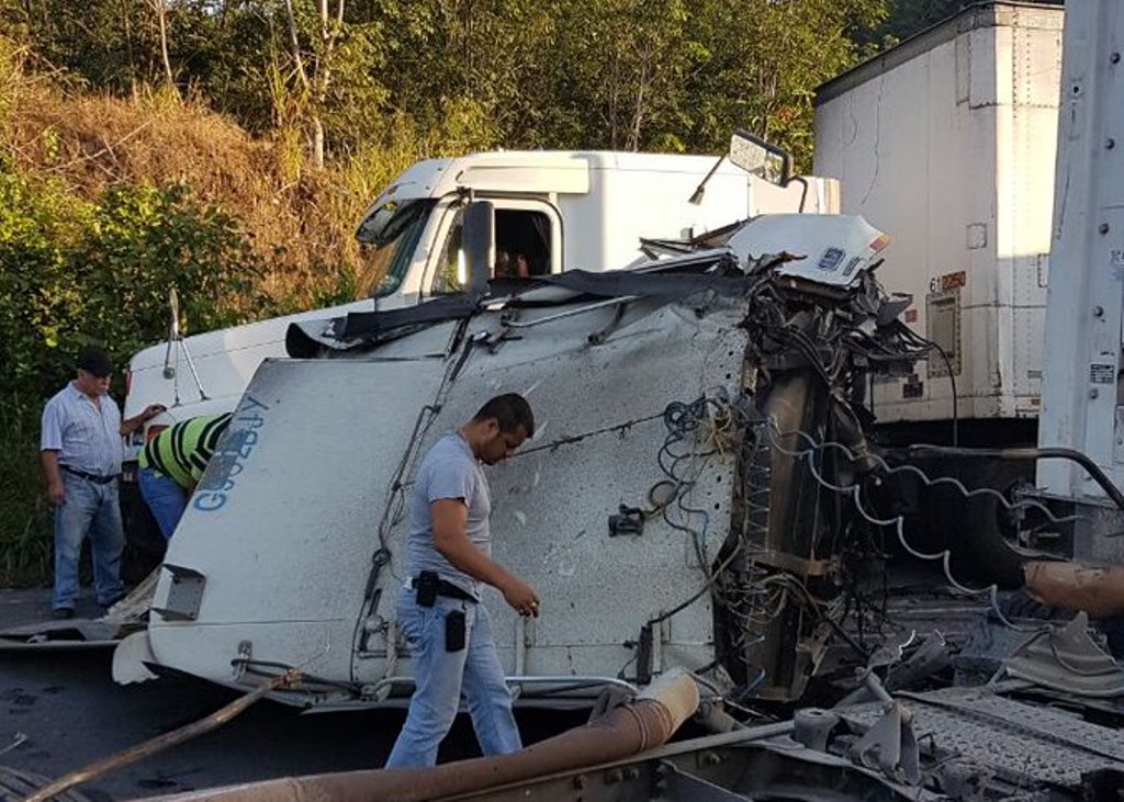 Uno de los vehículos accidentado en el km 109 de la ruta al suroccidente. (Foto Prensa Libre: @SantosDalia).