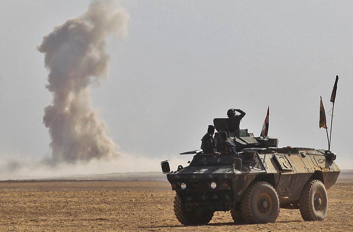 Fuerzas gubernamentales combaten al Estado Islámico en Bajwaniyah, villa ubicada a 30 kilómetros de Mosul. (Foto Prensa Libre: AP).