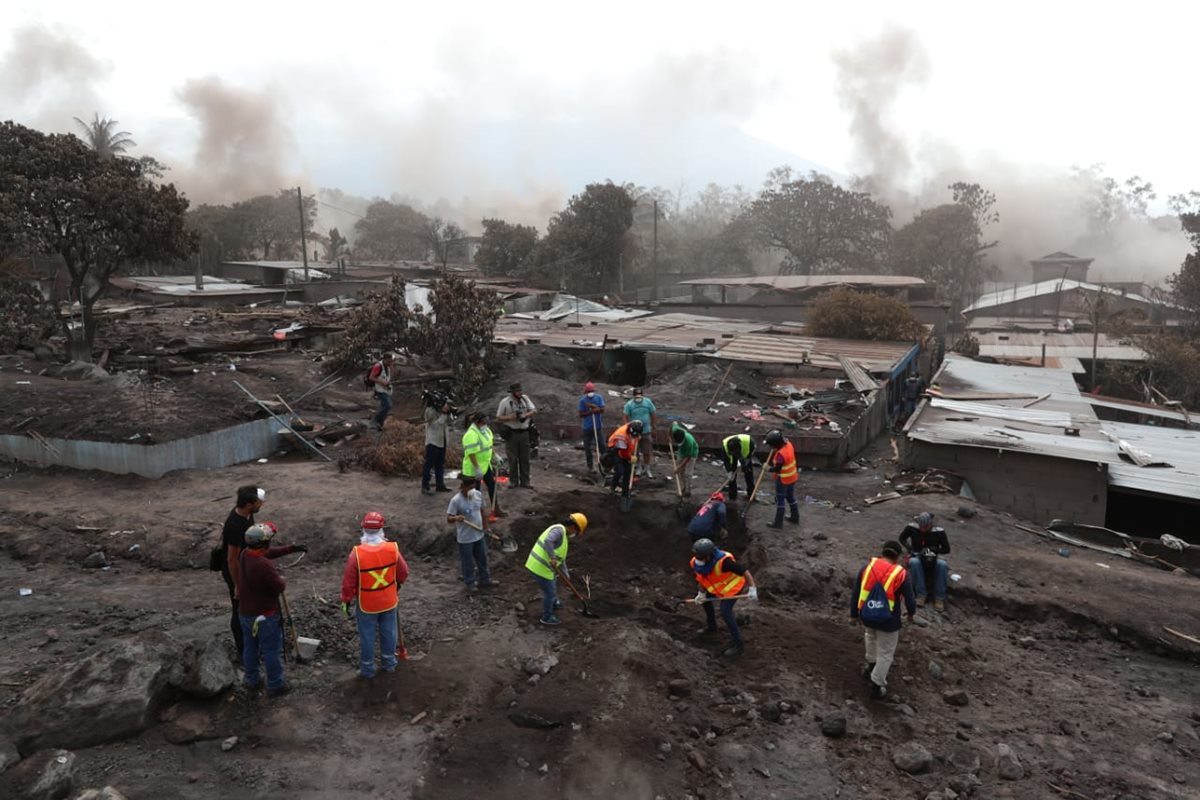 Pobladores, acompañados de voluntarios, entraron el sábado a la zona devastada por la erupción del Volcán de Fuego, para buscar a sus familiares. (Foto, Prensa Libre: Carlos Hernández)