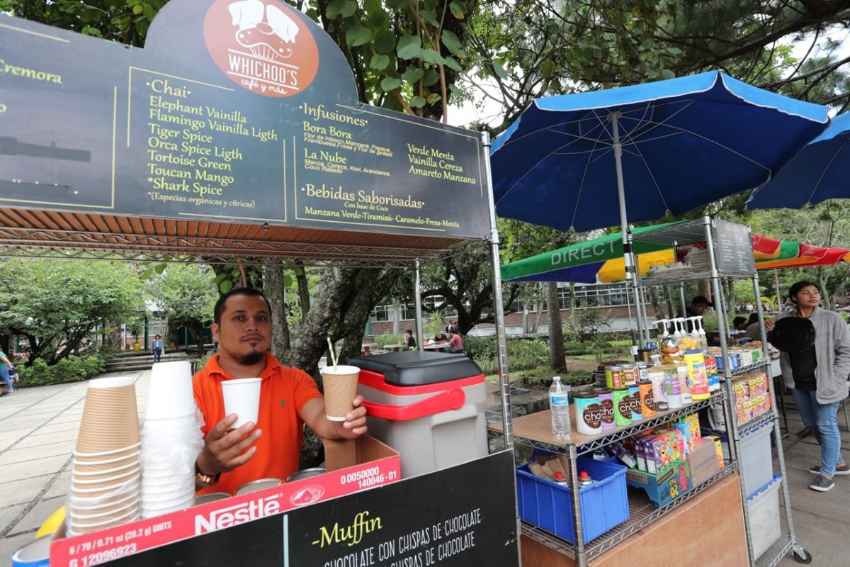 El vendedor de postres, Luis Chávez, muestra los vasos y pajillas de cartón en los que entrega pasteles y café a sus clientes. (Foto Prensa Libre: Edwin Pitán)