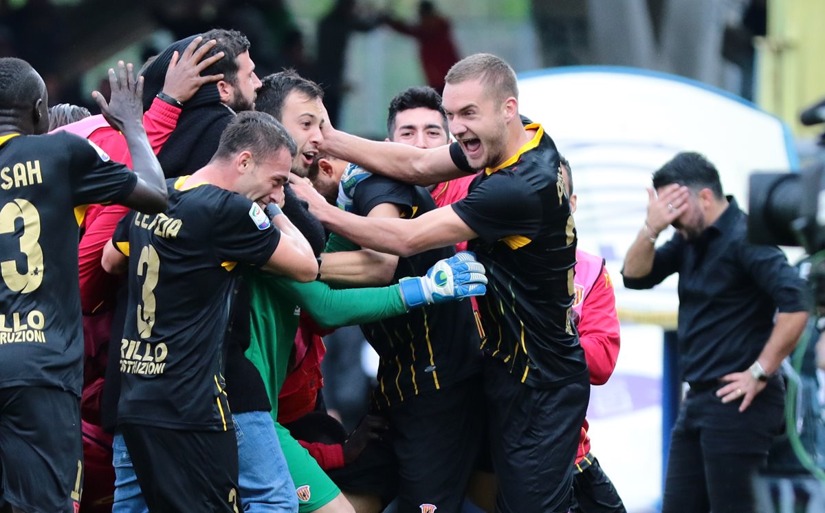 Los jugadores del Benevento celebran el empate y Gattuso se lamenta en el día de su debut como entrenador del AC Milán. (Foto Prensa Libre: AFP)