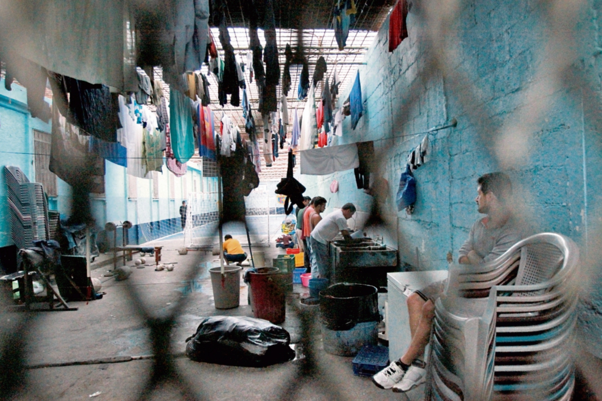 Los privados  de libertad ocupan  espacios reducidos, debido a la sobrepoblación en los centros de detención.