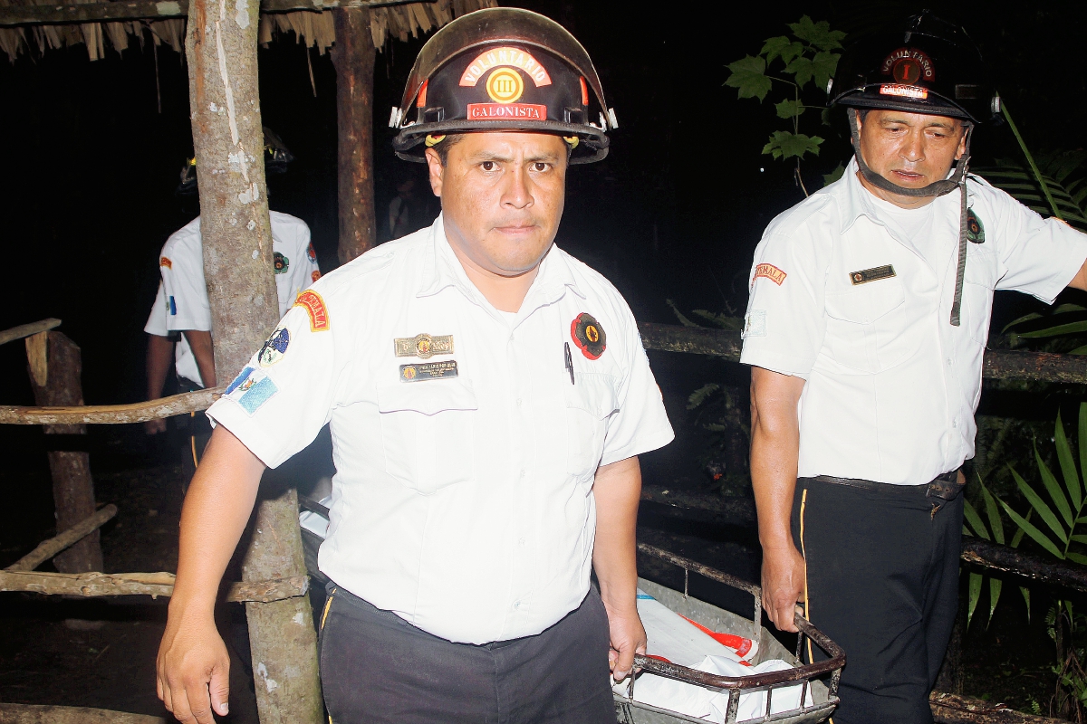 Rescatistas trasladan cadáver de fémina a morgue del Inacif de Cobán. (Foto Prensa Libre. Martín Tax)