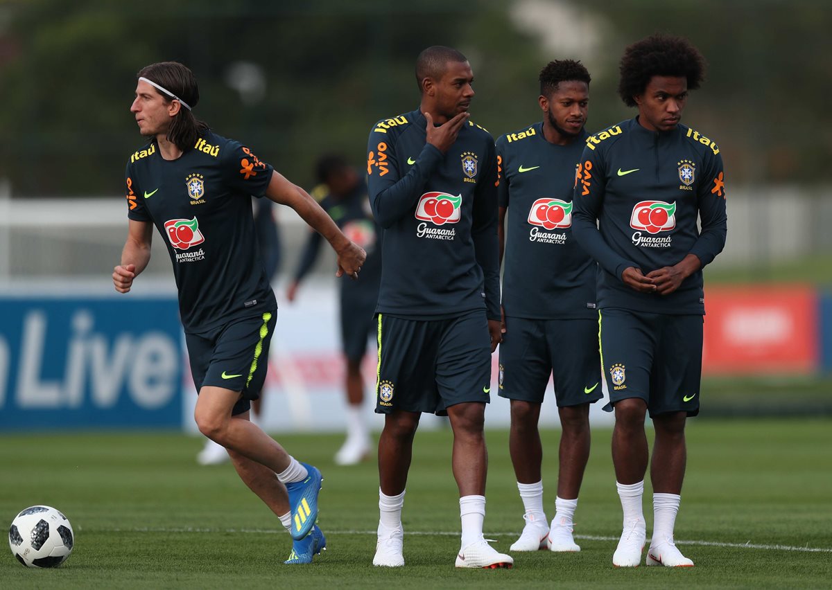 Los jugadores de la selección brasileña Filipe Luis (i), Fernandinho, Fred y Willian participan del entrenamiento. (Foto Prensa Libre: EFE)