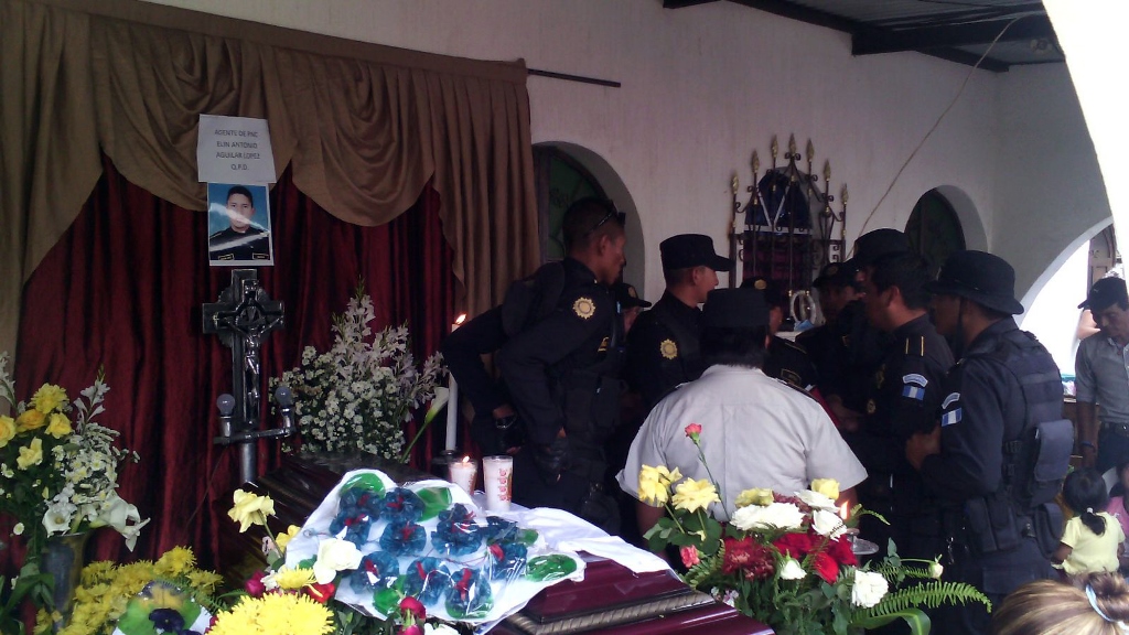 Agentes en velatorio de compañero muerto a balazos en San Carlos Alzatate, Jalapa. (Foto Prensa Libre: Hugo Oliva)
