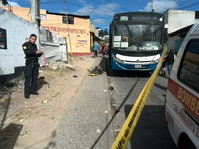 El ataque se registró en el extremo de buses de Transurbano en la zona 21. (Foto Prensa Libre: Estuardo Paredes)