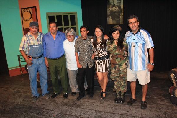 Integrantes de   compañía de teatro. (Foto Prensa Libre: Édgar Girón)