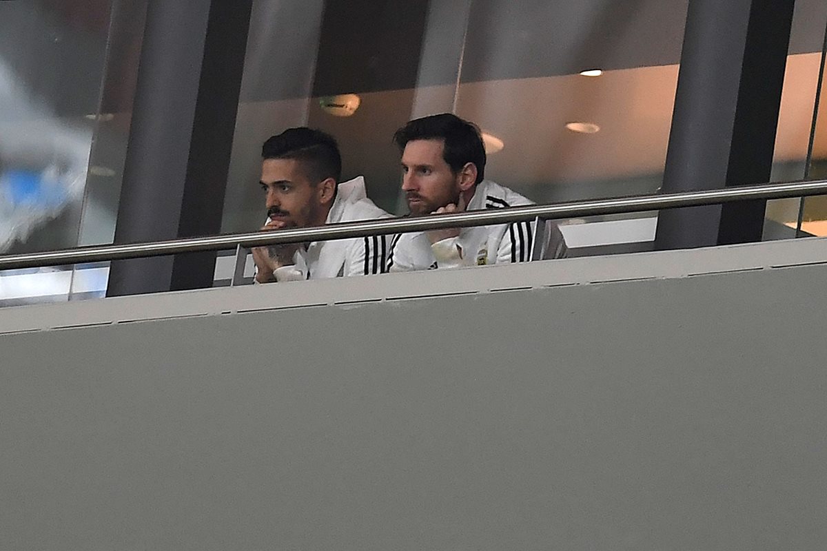 Lionel Messi vio desde el palco el partido frente a España. Al minuto 77 salió. (Foto Prensa Libre: AFP)