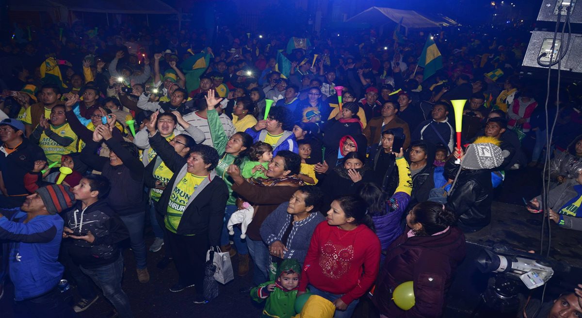 Sololá se llenó de fiesta y alegría por el ascenso del equipo a la Liga Primera División. (Foto Prensa Libre: Angel Julajúj)