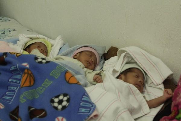 Trillizos fueron recuperados de desnutrición severa  en el hospital y hogar materno de Salamá.