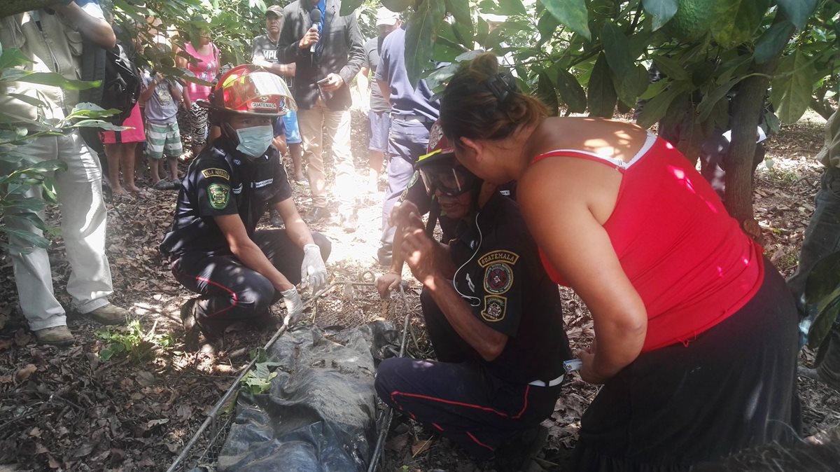 En cuerpo de Byron fue identificado por la madre, Francisca Herrera. (Foto Prensa Libre: Byron Vásquez)