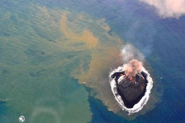Cráteres volcánicos en el islote surgido cerca de la cadena de islas de Ogasawara, sur de Tokio. (Foto Prensa Libre: AFP).