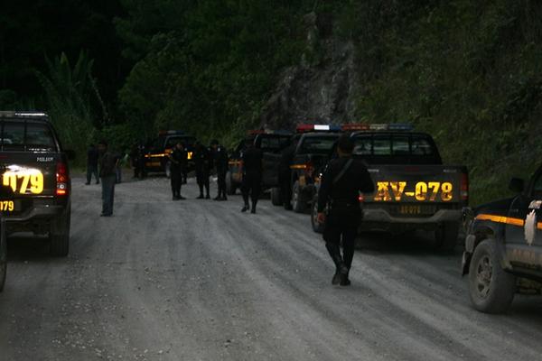 Policías custodian el lugar donde ocurrió el asesinato. (Foto Prensa Libre: Angel Martín Tax)<br _mce_bogus="1"/>