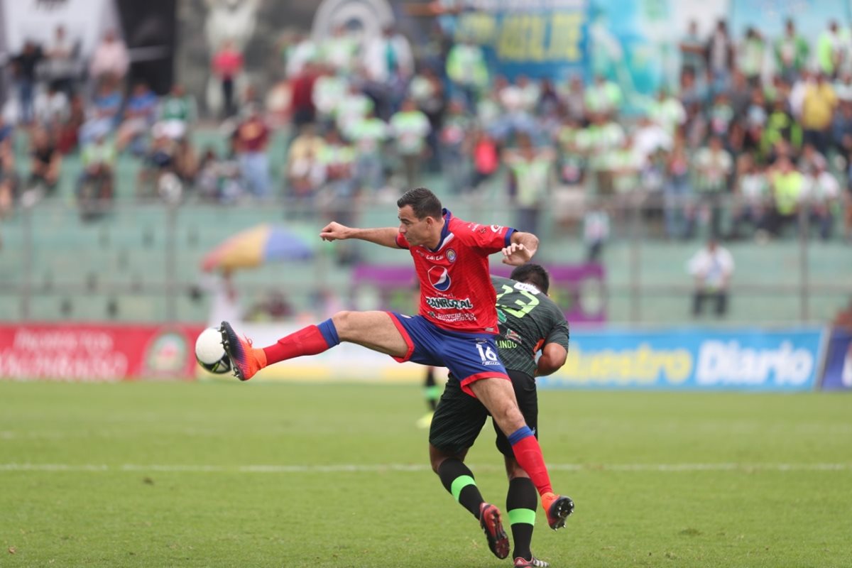 Marco Pablo Pappa debutó con Xelajú MC, en el empate logrado en el estadio Pensativo de Antigua Guatemala. (Foto Prensa Libre: Edwin Fajardo)